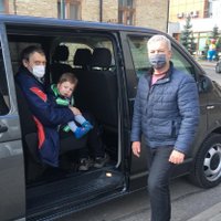 Aizkustinoša pieredze par šoferiem un slimajiem bērniem, kurus nogādā mājās