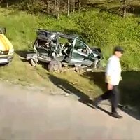 Uz Siguldas šosejas piecu automašīnu avārijā spēkratā iespiež divus cilvēkus; slimnīcā nonāk piecas personas