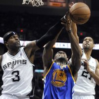 Biedriņa 'Warriors' pagarinājumā uzveic NBA sezonas līderus 'Spurs' basketbolistus