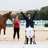 Foto: Snikus pasakainajā Versaļā saņem paralimpisko spēļu zelta medaļu