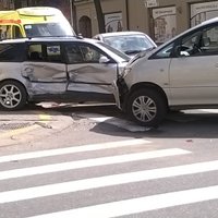 ФОТО: На перекрестке Саулес и Циетокшня столкнулись два автомобиля