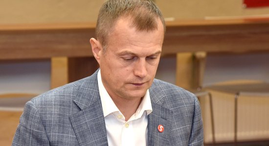 ВИДЕО: Депутат Зариньш во время заседания Сейма стал бриться налысо
