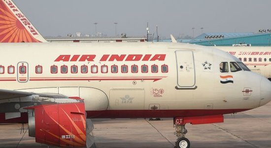 Летевший в США самолет Air India из-за неисправности сел в Магадане и его пассажирам пришлось ночевать в школе на полу