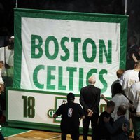 Porziņģis saņem NBA čempiona gredzenu; "Celtics" svinīgā atmosfērā sezonu sāk ar rekorda atkārtošanu