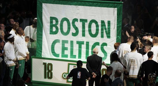 Porziņģis saņem NBA čempiona gredzenu; "Celtics" svinīgā atmosfērā sezonu sāk ar rekorda atkārtošanu