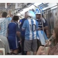 Video: Argentīnas futbola izlases fani 'ieņem' Riodežaneiro metro