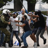 Grieķijas policija pielieto spēku protestētāju apturēšanai