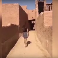 Saūda Arābijā sašutumu radījis video ar sievieti minisvārkos