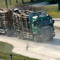 За латвийские дороги придется платить пошлину: транспортный бизнес недоволен