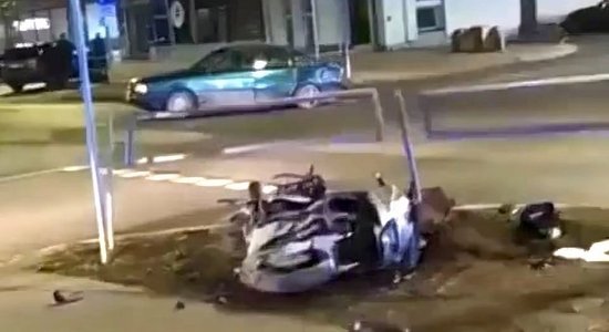 ФОТО, ВИДЕО. В Огре мотоцикл столкнулся с автомобилем; двое госпитализированных