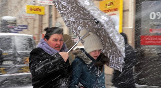 'Puteņa izstrādājums' – 'soctīklotāji' izzobo sabiedriskā transporta brīvbiļetes