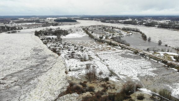 Поднимается уровень воды в Даугаве возле Екабпилса, гидрологи прогнозируют наводнение