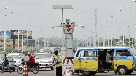 Kongo satiksmi uz ielām regulē milzīgs robots