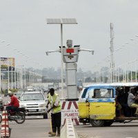 Foto: Kongo galvaspilsētas satiksmi uz ielām regulē milzīgs robots