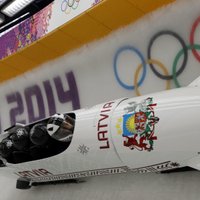 Bobsleja četrinieki sāk cīņu par medaļām, kalnu slēpotāji noslēdz olimpiskās spēles