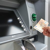 С началом войны жители Латвии активнее снимают наличные в банкоматах
