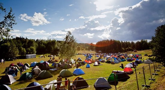 Bezmaksas lielkoncertu 'Fono Cēsis' papildina telšu pilsēta