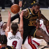 'Lakers' NBA fināla otrajā spēlē uzvar traumu nomocīto 'Heat' un sērijā izvirzās vadībā ar 2-0