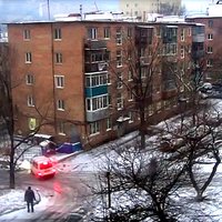 Video: Vladivostokā automašīnas avarē vienā un tajā pašā apledojušajā krustojumā