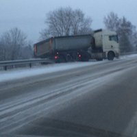 ФОТО: Авария на шоссе Вентспилс-Рига – водителю грузовика очень повезло