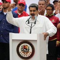 Maduro slavē bruņotos spēkus par izrādīto uzticību 'apvērsuma' laikā