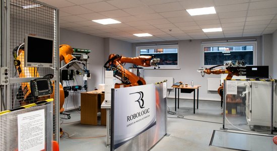 Izvēlējušies pareizo profesiju: talantīgie brāļi Vilki pēta industriālo robotu pasauli