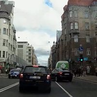 Video: 'Volvo' Brīvības ielā neuzmanīgi maina joslu un gandrīz izraisa sadursmi