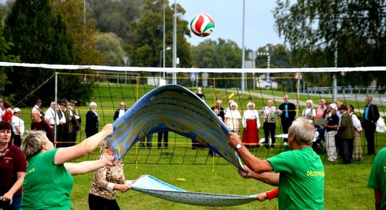 Baltijas valstu seniori ar dejām, sporta spēlēm un dziesmām Ādažos piemin 'Baltijas ceļu'