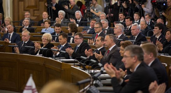 Deputātu nedarbi pirmajās 100 dienās: 'zaļais pūķis', uzbrukums fotogrāfam un krāpšanās