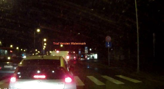 Video: Pārgalvīgs gājējs Maskavas ielā uzskrien braucošam auto