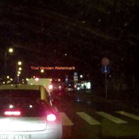 Video: Pārgalvīgs gājējs Maskavas ielā uzskrien braucošam auto