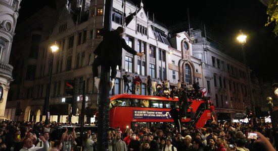 Video: Cilvēki uz autobusu jumtiem - Londona gavilē pēc Anglijas vēsturiskās uzvaras