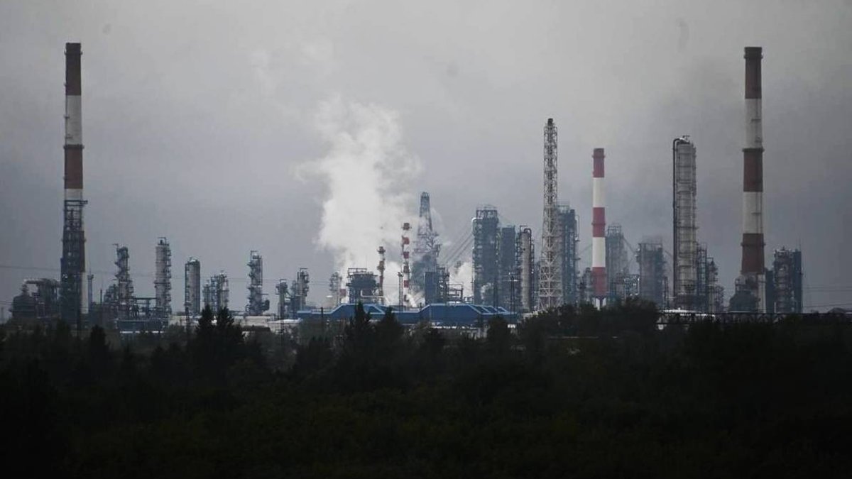 Украинские дроны атаковали Омский НПЗ в 2500 км от границы