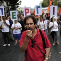 Fotoreportāža: Atēnu ielās iziet tūkstošiem ar taupības reformām neapmierināto