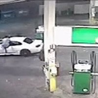 Video: Veikli ielecot braucošā automašīnā, vīrietis Austrālijā aptur zādzību