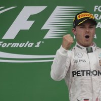 Rosbergs izmanto Hamiltona kļūdu un tiek pie savas septītās uzvaras šosezon