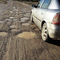 За последние 10 лет число ям на дорогах Латвии уменьшилось вдвое