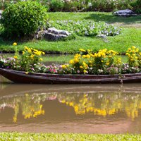 Vecu laivu otrā dzīve: idejas košu puķu dobju un dekoru izveidei dārzā