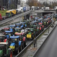 Foto: Lauksaimnieki Parīzē ar traktoriem nobloķē satiksmi