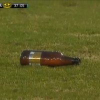Video: zviedru fani nomētā futbolistus ar stikla pudelēm