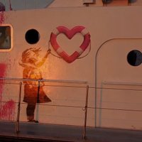 Laikraksts: Grafiti mākslinieks Benksijs finansē migrantu glābšanas kuģi