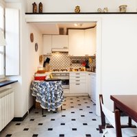 Šaurība virtuvē: kā gudri un gaumīgi izmantot mazos sienas laukumus