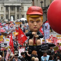 Foto: Londonā protestē pret Trampa vizīti; prezidents to sauc par 'mazu grupu'