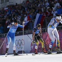 Zviedrijas distanču slēpotājas stafetē pēdējā līkumā izcīna zelta medaļas