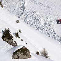 Negaidītā sniega lavīnā Šveices kūrortā viens bojāgājušais, bet trīs ievainoti