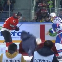 Video: Mourinju piedzīvo kuriozu neveiksmi pēc simboliskā iemetiena pirms KHL mača