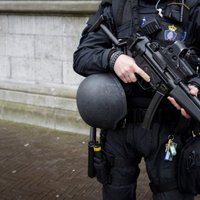 Nīderlandē par terorakta plānošanu aiztur vīrieti; atrod kalašņikovu un sprāgstvielas