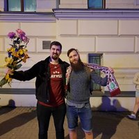 ФОТО, ВИДЕО: Латвийские фаны прошлись по Риге и принесли цветы к посольству Швеции