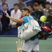 Nadals Ķīnas 'Open' pirmajā kārtā uzvar savu bijušo bumbu un dvieļu padevēju
