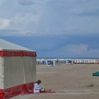 Читатель: Пляж превратился в аллею из палаток общепита и туалетных кабинок